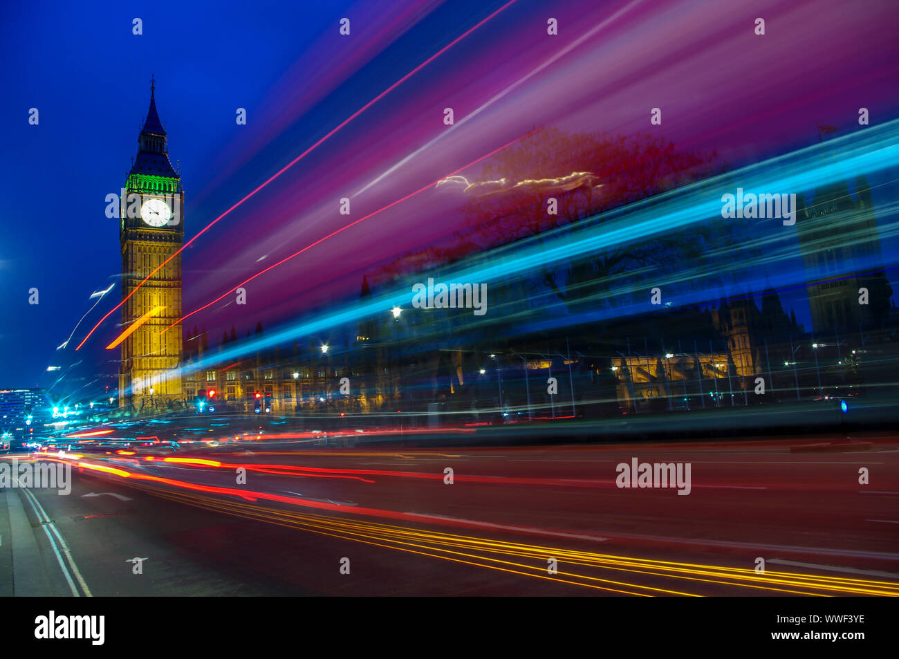 Palazzo di Westminster e Elizabeth Tower con percorsi di luce Foto Stock