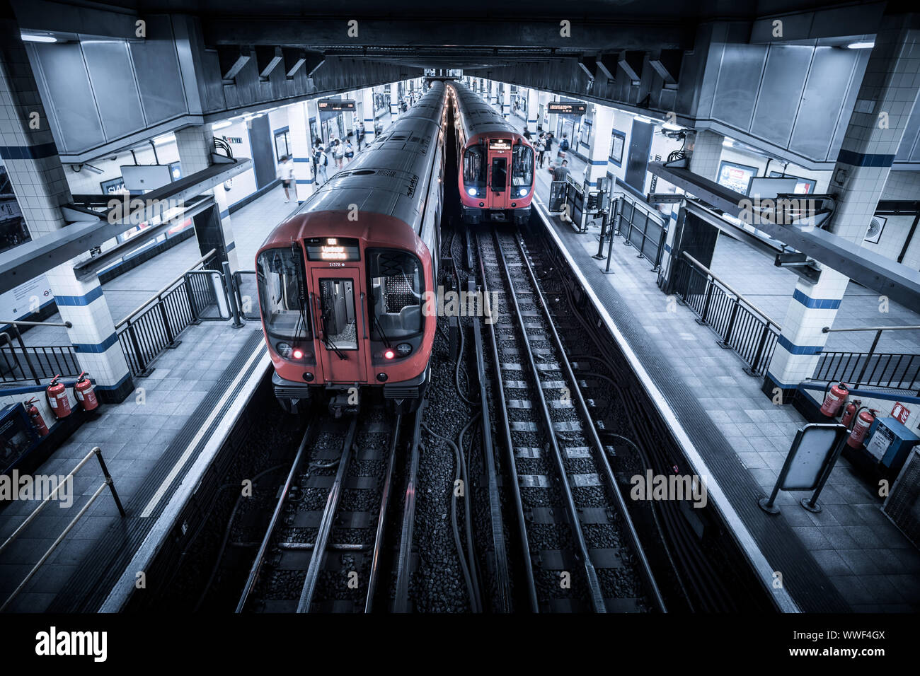 Due treni alla stazione di Aldgate East piattaforma sulla metropolitana di Londra Foto Stock