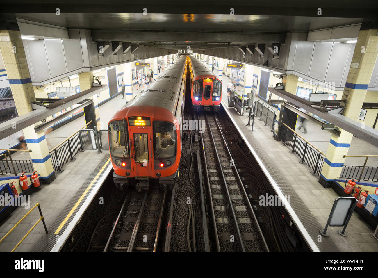 Due treni alla stazione di Aldgate East piattaforma sulla metropolitana di Londra Foto Stock