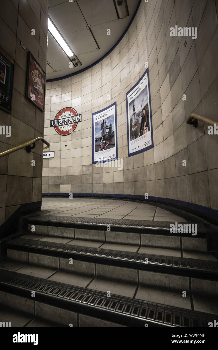Scale in Aldgate East Stazione della metropolitana di Londra Foto Stock