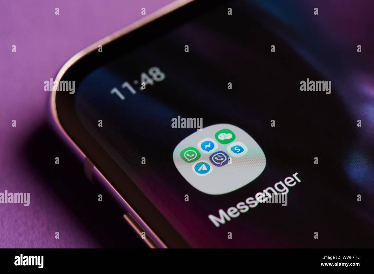 New york, Stati Uniti d'America - 14 settembre 2019: cartella con messenger app nella schermata dello smartphone vicino la vista Foto Stock