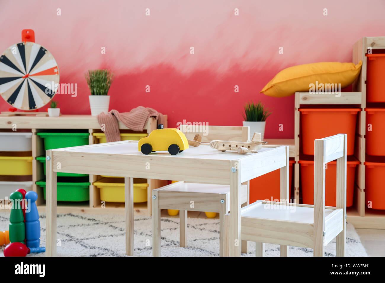 La tabella con i giocattoli in kindergarten Foto Stock
