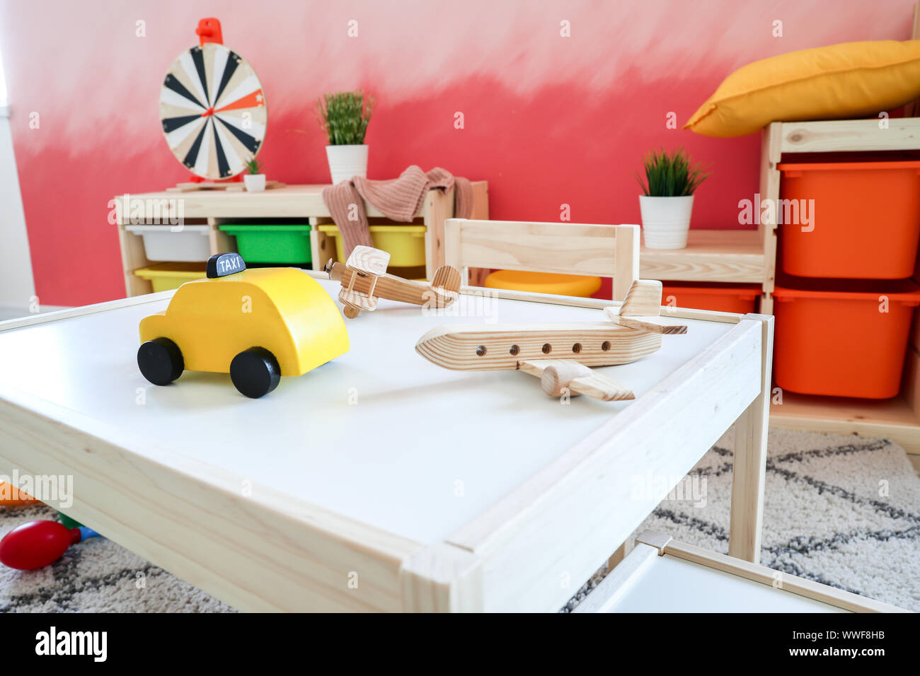 La tabella con i giocattoli in kindergarten Foto Stock