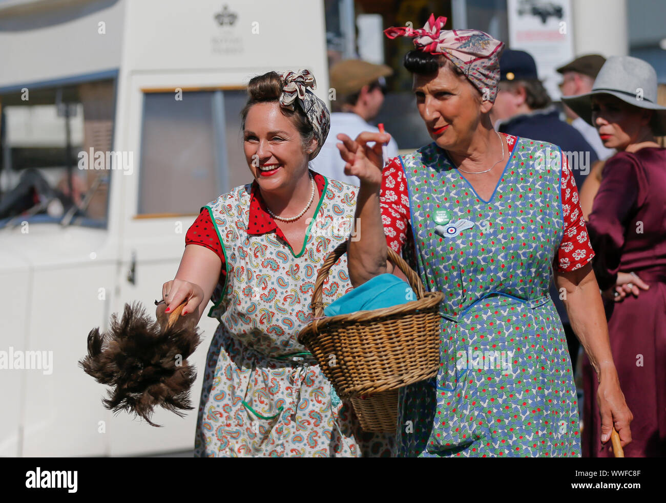 Goodwood, Gran Bretagna. Xv Sep, 2019. Persone vestite con abiti vintage assistere al Goodwood 2019 a Goodwood, Gran Bretagna, sul Sett. 15, 2019. Credito: Han Yan/Xinhua/Alamy Live News Foto Stock