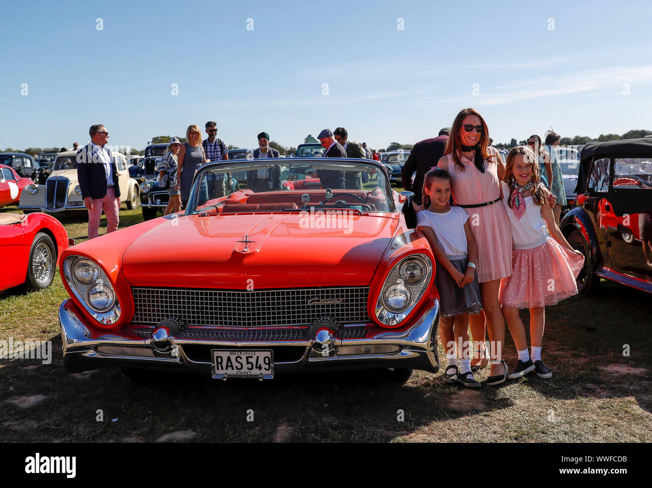 Goodwood, Gran Bretagna. Xv Sep, 2019. Persone posano per una foto durante il Goodwood 2019 a Goodwood, Gran Bretagna, sul Sett. 15, 2019. Credito: Han Yan/Xinhua/Alamy Live News Foto Stock