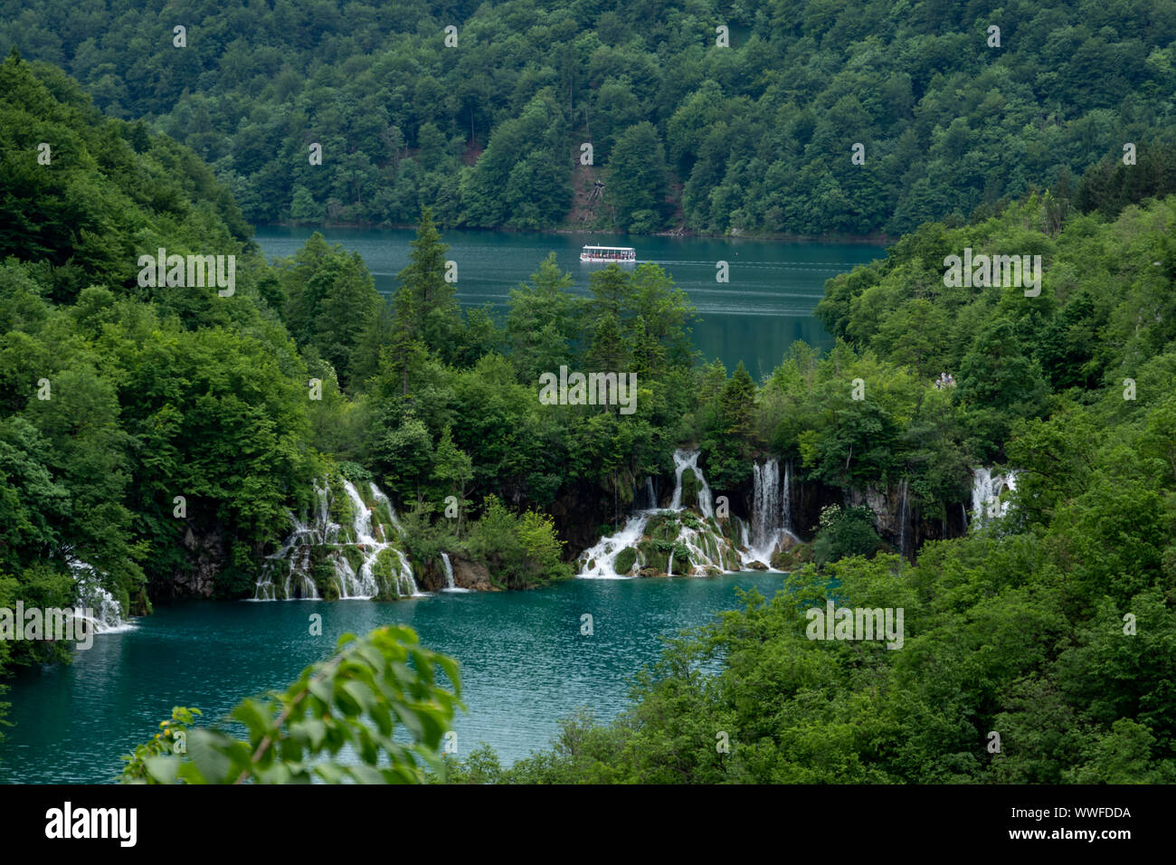 Traghetto e le cascate del Parco Nazionale dei Laghi di Plitvice Foto Stock