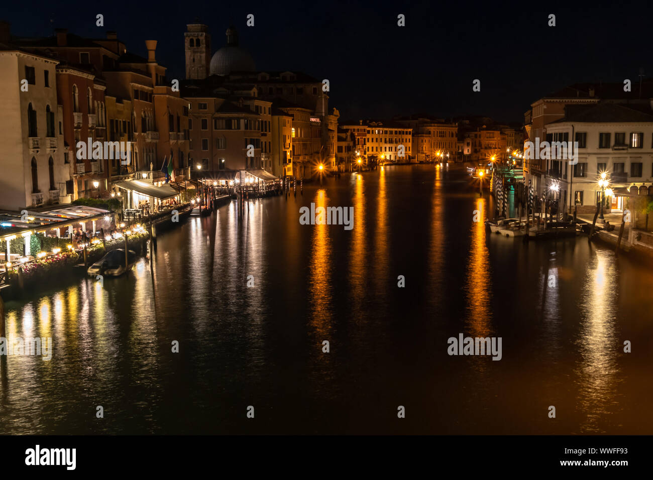 Sul Canal Grande a Venezia di notte Foto Stock