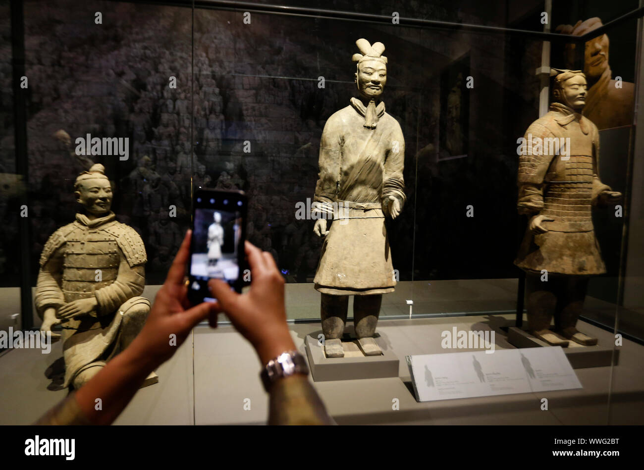 Bangkok, Tailandia. Xv Sep, 2019. Un visitatore utilizza il suo cellulare per scattare foto per la mostra di Qin Shi Huang, il primo imperatore della Cina e terracotta Wariors presso il Museo Nazionale della Thailandia a Bangkok.La presentazione del world-class mostra dal titolo ' Qin Shi Huang: il primo imperatore della Cina e Guerrieri di Terracotta' segna un fenomeno senza precedenti al museo tailandese arena. Essi la squadra di raccogliere 86 articoli di importanti manufatti (133 pezzi) di età superiore ai 2.200 anni da 14 musei prestigiosi in Cina, e tutti gli oggetti obsoleti sono in mostra presso il Museo Nazionale della Thailandia. Cr Foto Stock