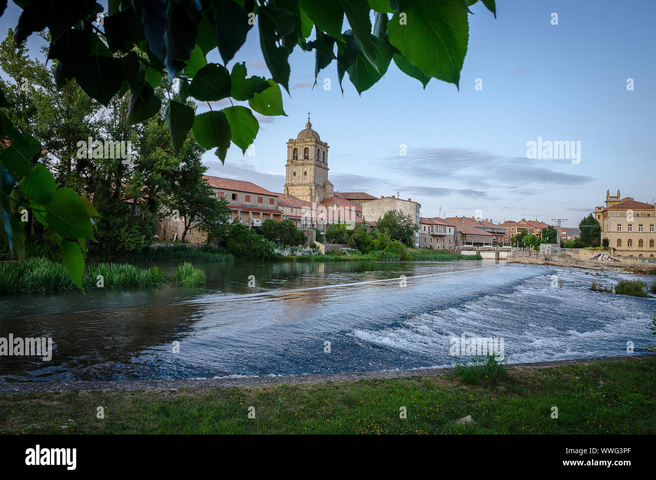 Spagna. Aguilar de Campoo dal fiume Pisuerga. Palencia Foto Stock