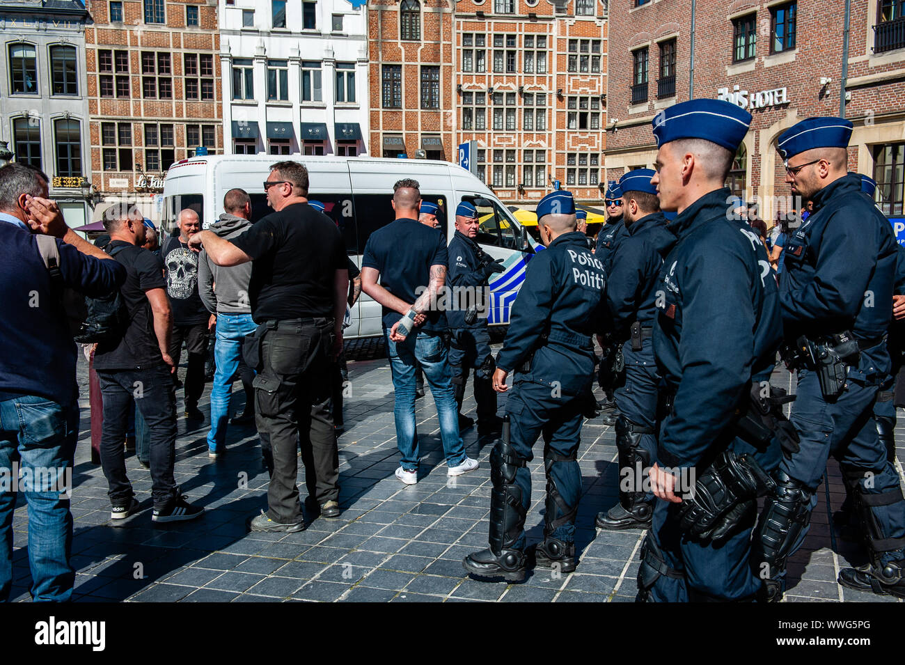 Un gruppo di estrema destra viene circondato dalla polizia durante la dimostrazione.Poiché il Vlaams Belang (VB) una destra populista, fiammingo nazionalista Partito politico ha ottenuto il secondo maggior numero di voti nelle Fiandre nel maggio elezioni regionali, e inoltre è stato escluso dai negoziati ancora in corso per formare un nuovo governo regionale. Il gruppo estremista 'Bloed, Bodem, Eer en Trouw' (BBET, sangue, suolo, onore e lealtà) ha organizzato una manifestazione di protesta contro l'esclusione del Vlaams Belang dalle trattative sul nuovo governo fiammingo. Circa trenta sostenitori cercando di raccogliere presso il luogo Foto Stock