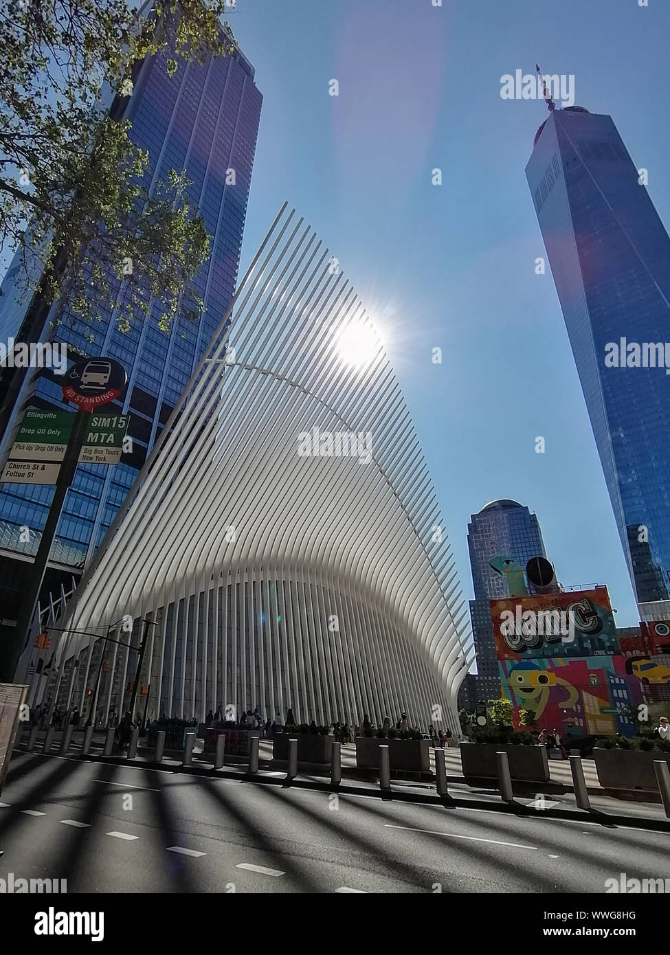 New York, Stati Uniti d'America - 3 Giugno 2019: la Freedom Tower e occhio WTC Hub di trasporto vista da san Paolo cappella Foto Stock New York, Stati Uniti d'America - 3 Giugno 2019: la Freedom Tower e occhio WTC Hub di trasporto vista da san Paolo cappella Foto Stock