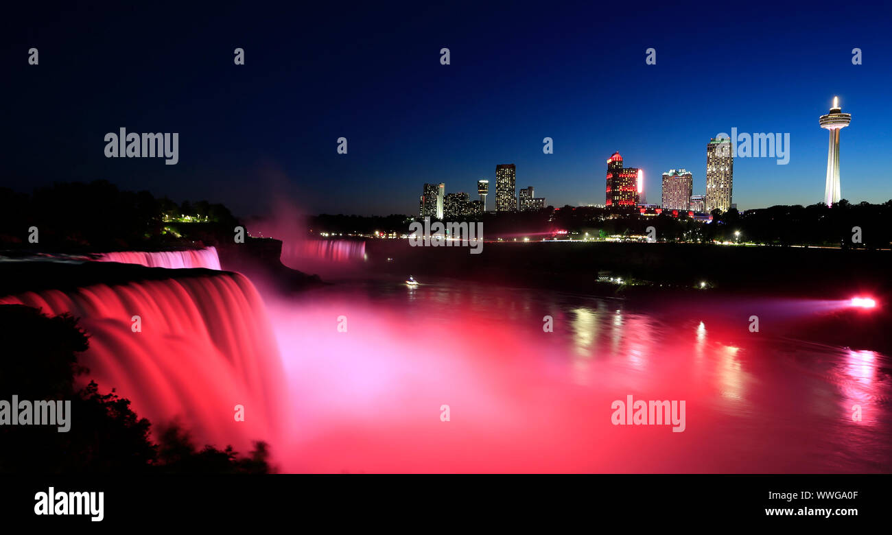 Cascate del Niagara al crepuscolo compreso lo skyline della città canadese di sfondo Foto Stock