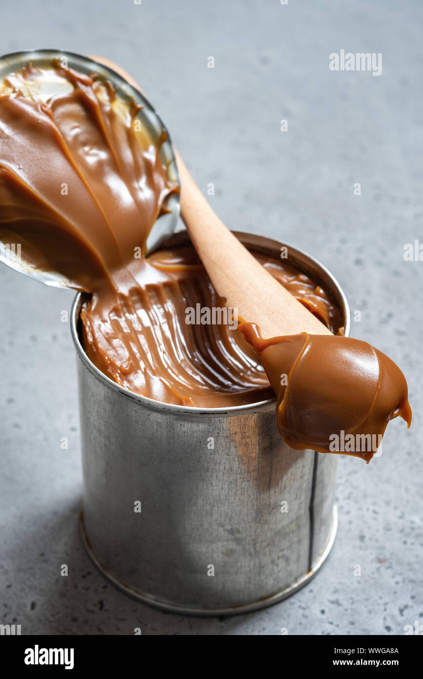 Dulce de leche, caramello latte condensato in un barattolo di latta Foto  stock - Alamy