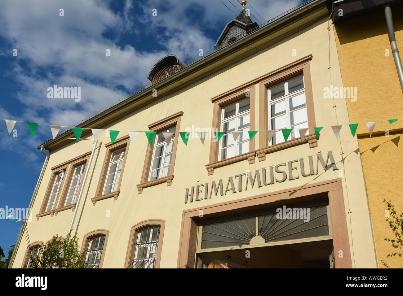 Heidelberg, Germania - Settembre 2019: parte anteriore del museo di storia locale chiamato 'Heimatmuseum' nel vecchio distretto di 'Handschuhsheim'caratterizzato dal suo bellissimo antico Castello di Heidelberg City Foto Stock
