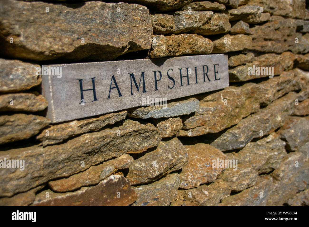 Segno insieme a secco di muro di pietra della parola Hampshire Foto Stock