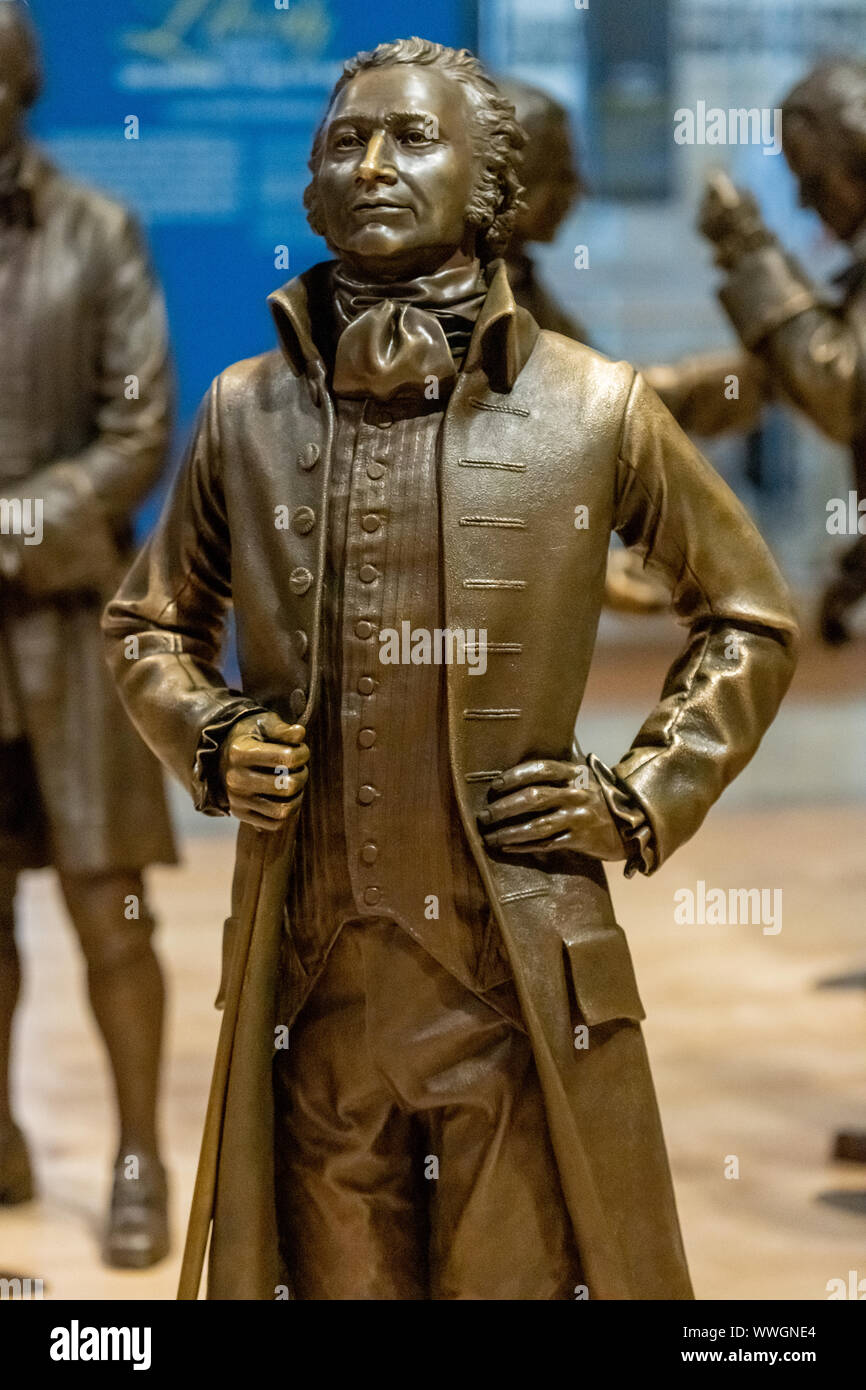 La statua in bronzo di Alexander Hamilton nel Signers' Hall presso il Centro Nazionale della Costituzione, Philadelphia Foto Stock