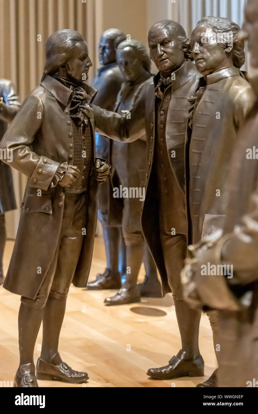 Gli statuti di bronzo dei padri fondatori alla Signers' Hall nel Centro Nazionale della Costituzione, Philadelphia Foto Stock