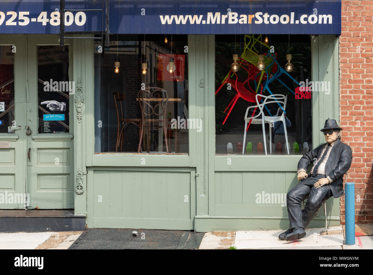 Un manichino di John Belushi's carattere da The Blues Brothers, Joliet Jake, seduto fuori il signor sgabello da bar negozio a 167 N 2a St, Città Vecchia. Foto Stock