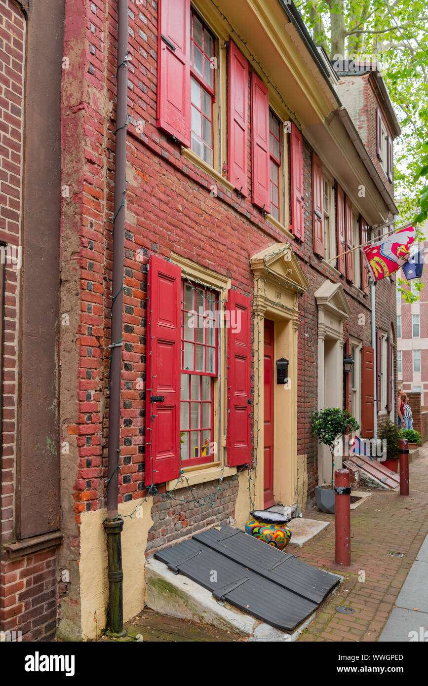 Rosso brillante telaio persiane delle finestre di una casa nel centro storico di Elfreth's Alley, il più antico abitato continuamente street in noi risalente al 1702 Foto Stock