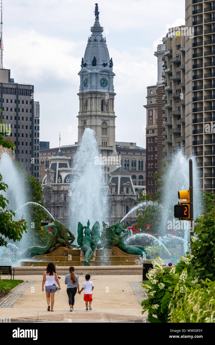 La Swann Memorial Fontana e Philadelphia City Hall dal cerchio di Logan Foto Stock