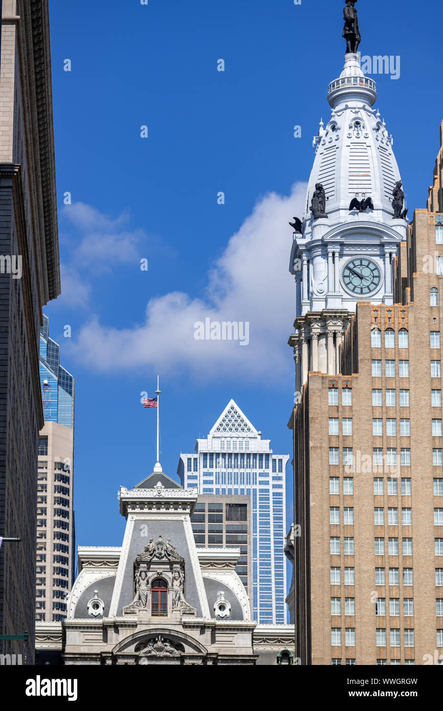 Visualizza in basso Market Street. Il Municipio, Market Street National Bank Building e 1735 Market St, Philadelphia Foto Stock