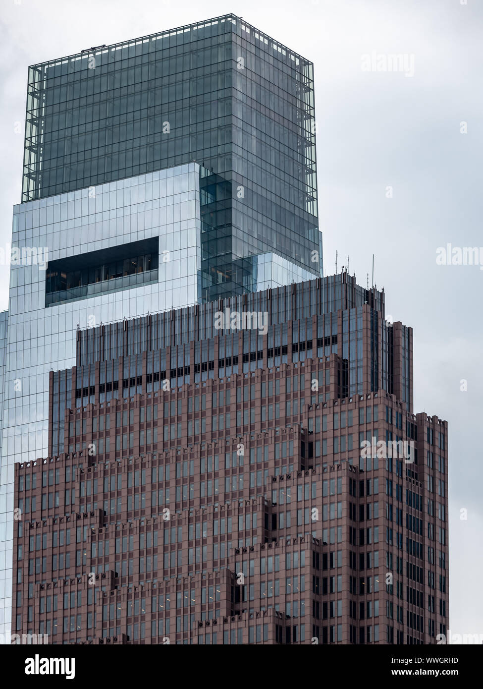 La Kling Lindquist progettato 55 PIANI DI' TRE Logan Square contrasta con la pura tenda in vetro parete del Comcast Center. Foto Stock