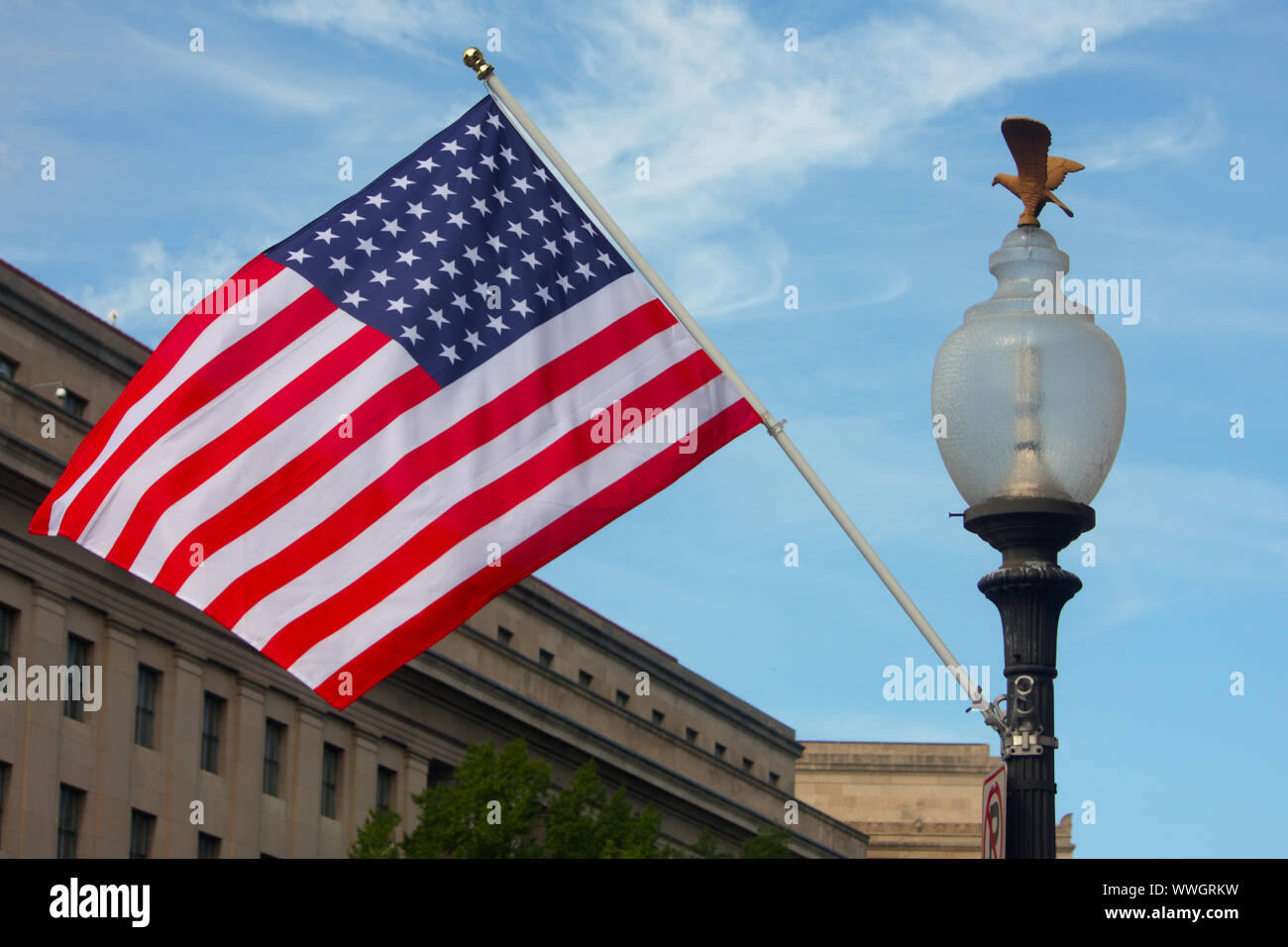 Washington, Distretto di Columbia, Stati Uniti d'America. Xv Sep, 2019. Davanti a una casa la vigilanza e la riforma Comitato audizione su H.R. 51, il Washington, DC atto di ammissione, ' e la sfilata di un corteo in sostegno di esso chiamato ''51 Star bandiera omaggio a c.c. Statualità, ' versioni modificate del noi bandiera con 51 stelle (righe di 9, 8, 9, 8, 9, 8) sono state poste in alto lungo parte della Pennsylvania Avenue nella capitale della nazione. Visto qui è uno di questi flag. Credito: Evan Golub/ZUMA filo/Alamy Live News Foto Stock