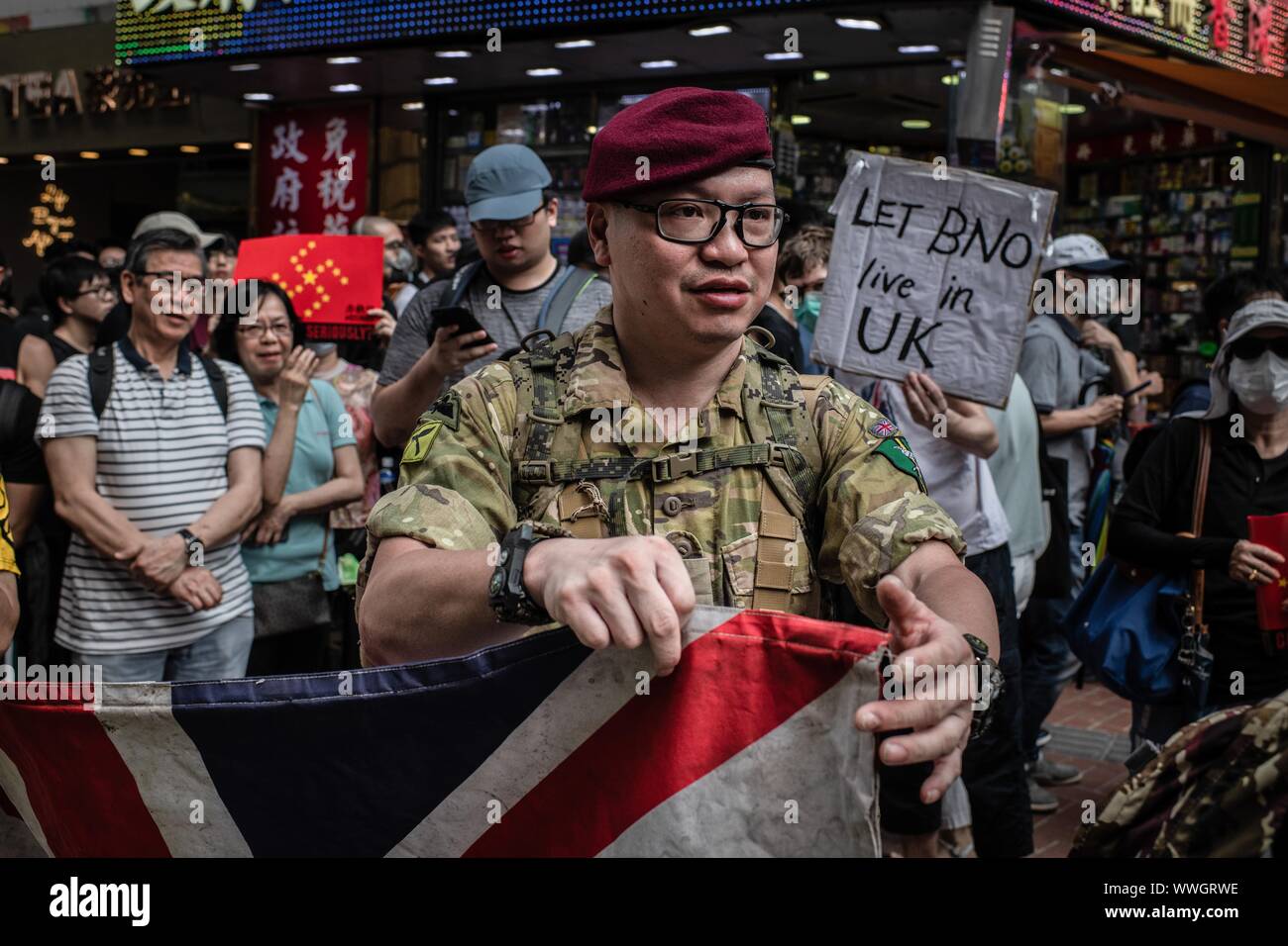 Hong Kong. Xv Sep, 2019. Un uomo vestito in British Army uniform prende parte durante un pro-democrazia marzo. I manifestanti continuano a dimostrare attraverso Hong Kong per la quindicesima settimana consecutiva. Dopo aver marciato per poche ore da Causeway Bay verso Admiralty, scontri tra dimostranti e polizia si sono verificati in diverse parti dell'isola. Credito: SOPA Immagini limitata/Alamy Live News Foto Stock