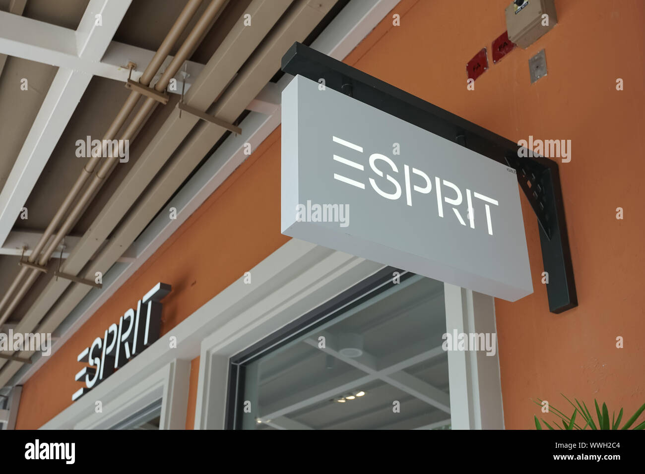 Samut Prakan, Tailandia - 06 Settembre 2019: ESPRIT Store nel nuovo centro commerciale chiamato Villaggio centrale. Foto Stock