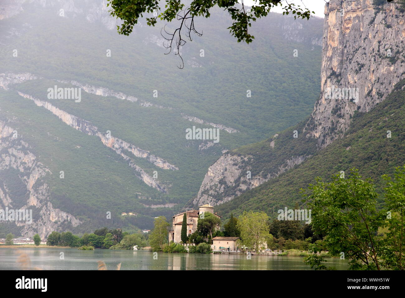 TRENTO, Italia - 28 Mayo 2019: vista del Castel Toblino sul lago Foto Stock