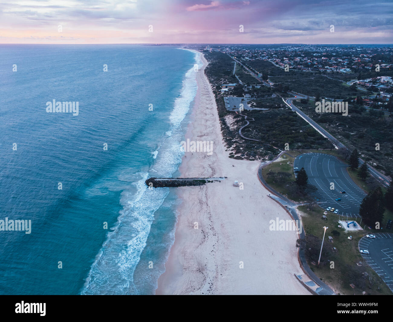 Fotografia aerea della parete del mare al City Beach, Perth Foto Stock