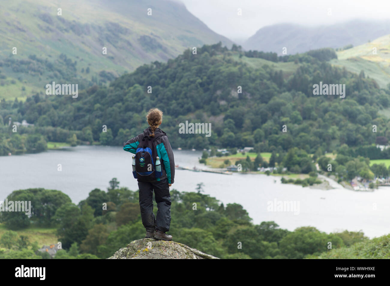 Vista dal percorso di Ullswater lake tra panino e Patterdale lato est del lago con Glenridding in distanza. Foto Stock