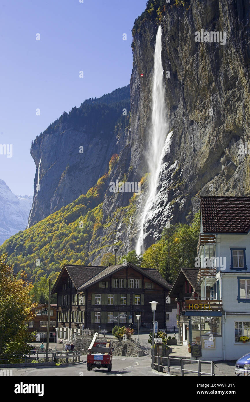 Lauterbrunnen con Staubbach Falls, Autunno, Svizzera Oberland Bernese, collezione autunno nelle alpi svizzere, Svizzera, Europa, waterfa Foto Stock