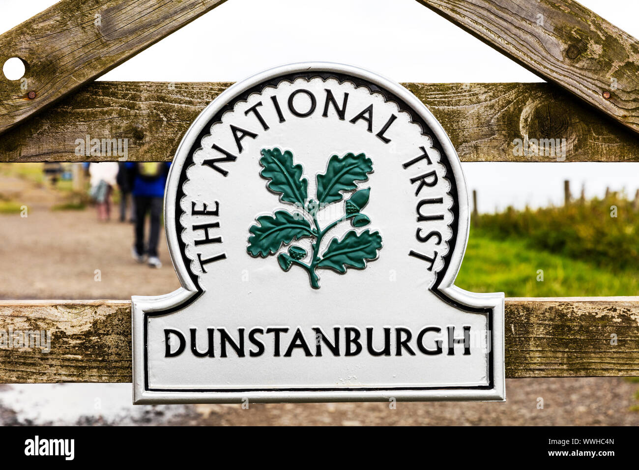 Il castello di Dunstanburgh segno, Northumberland, Regno Unito, Inghilterra, il National Trust il segno del National Trust, Dunstanburgh, National Trust Dunstanburgh, REGNO UNITO Foto Stock