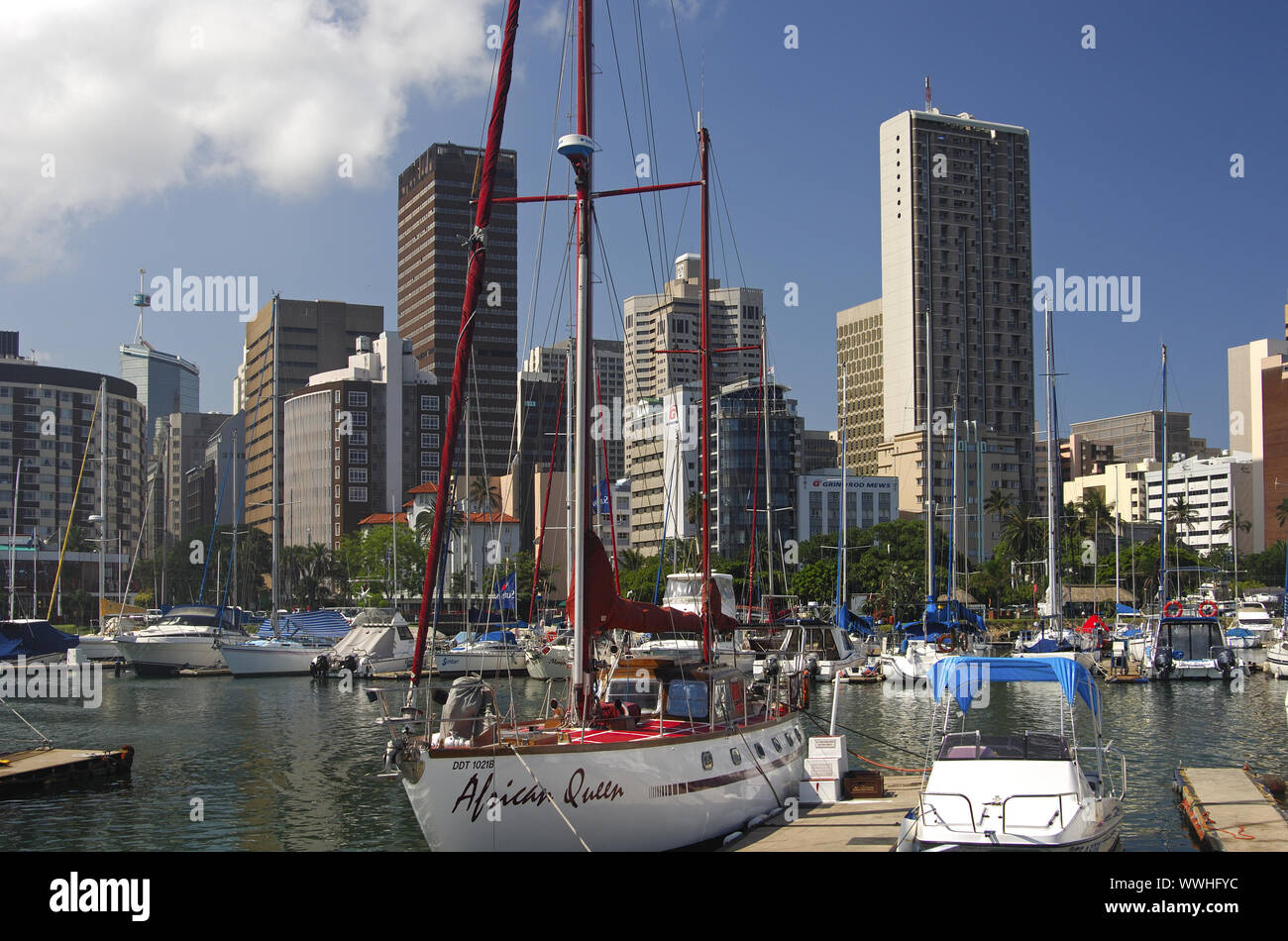 Marina e la silhouette della città, Durban, Sud Africa Foto Stock