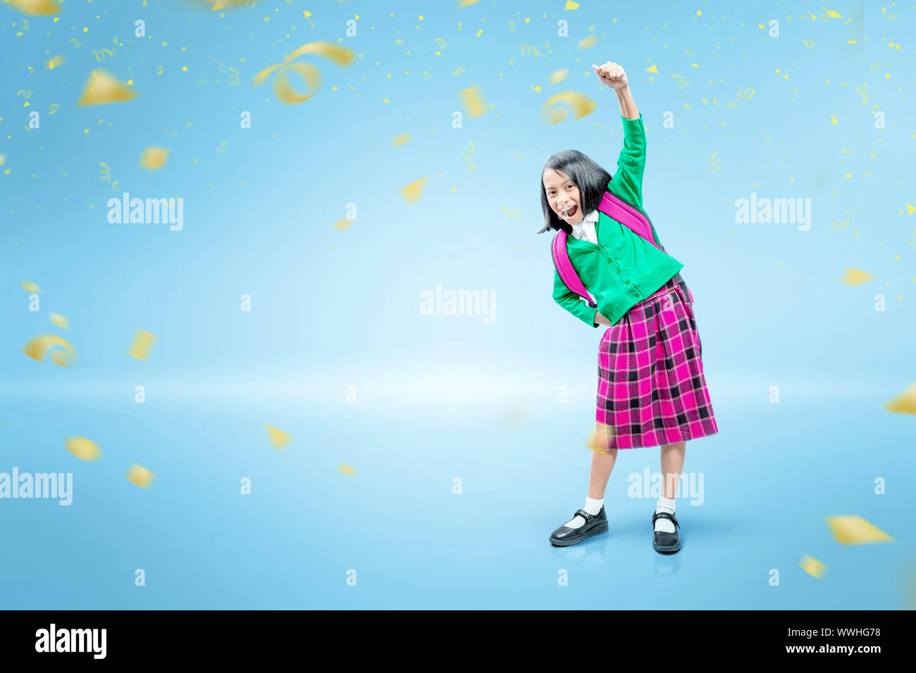 Asian Italian con uno zaino ed entusiasti di espressione in piedi su sfondo blu Foto Stock