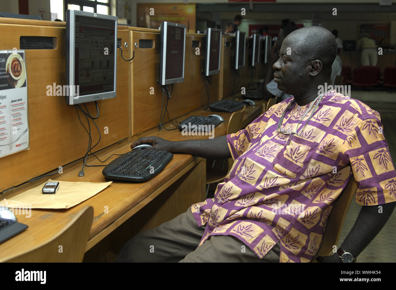 L'uomo africano al computer, Accra, Ghana Foto Stock