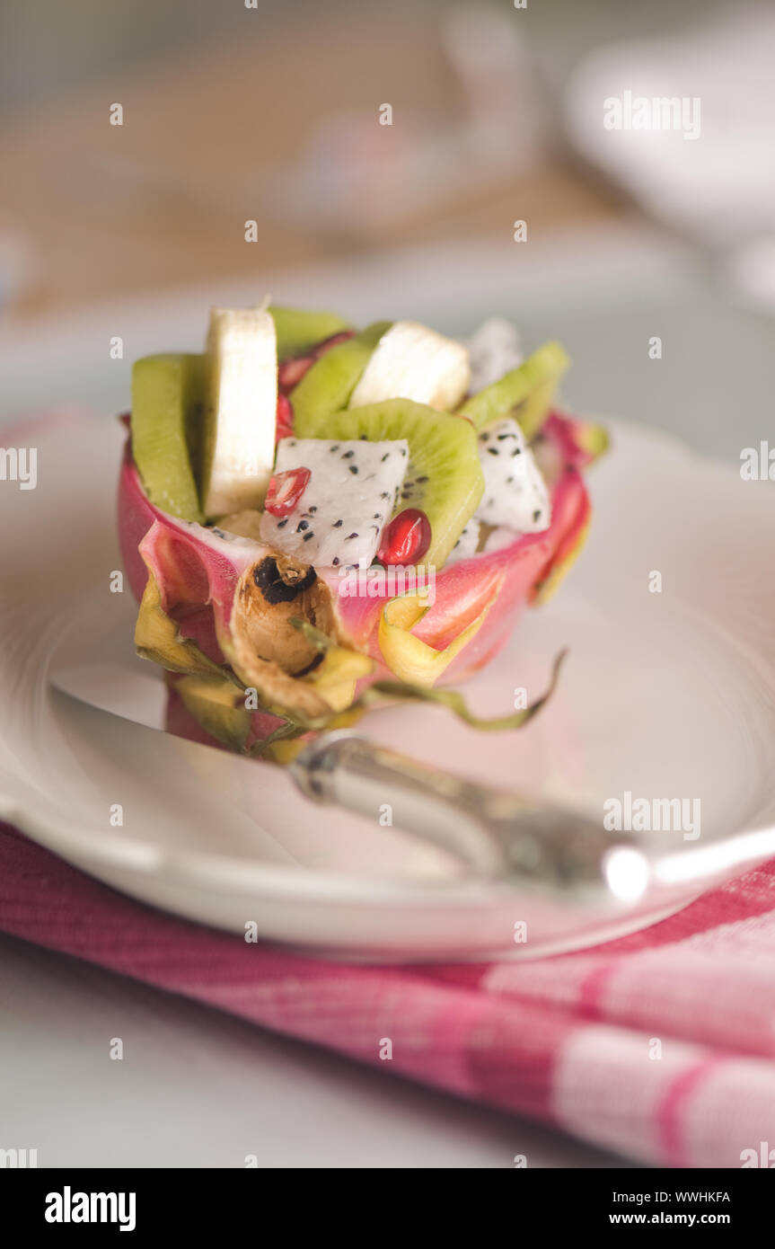 Dimezzato pitahaya con insalata di frutta Foto Stock