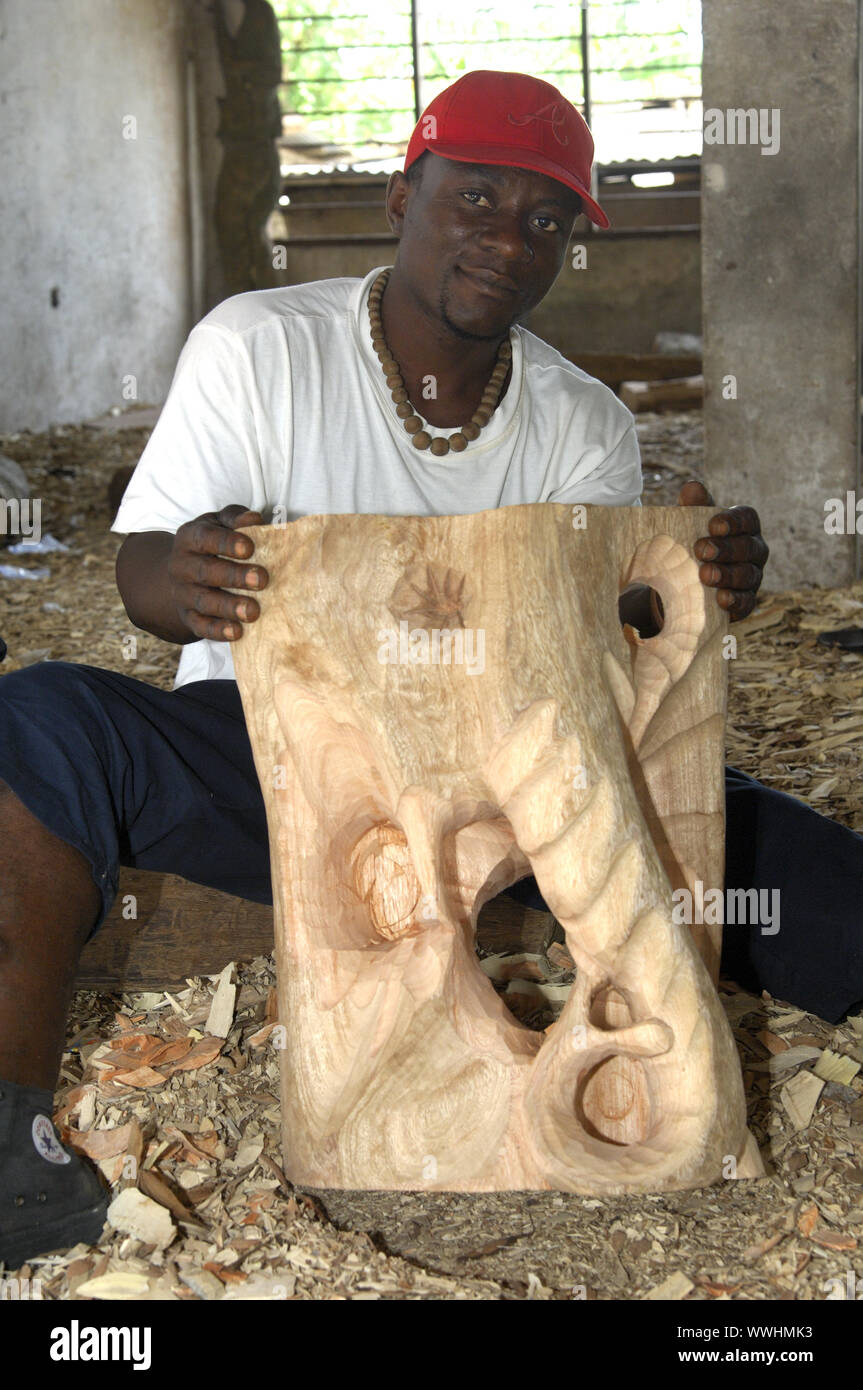 Scultore in legno mostra un greggio di testa di elefante Foto Stock