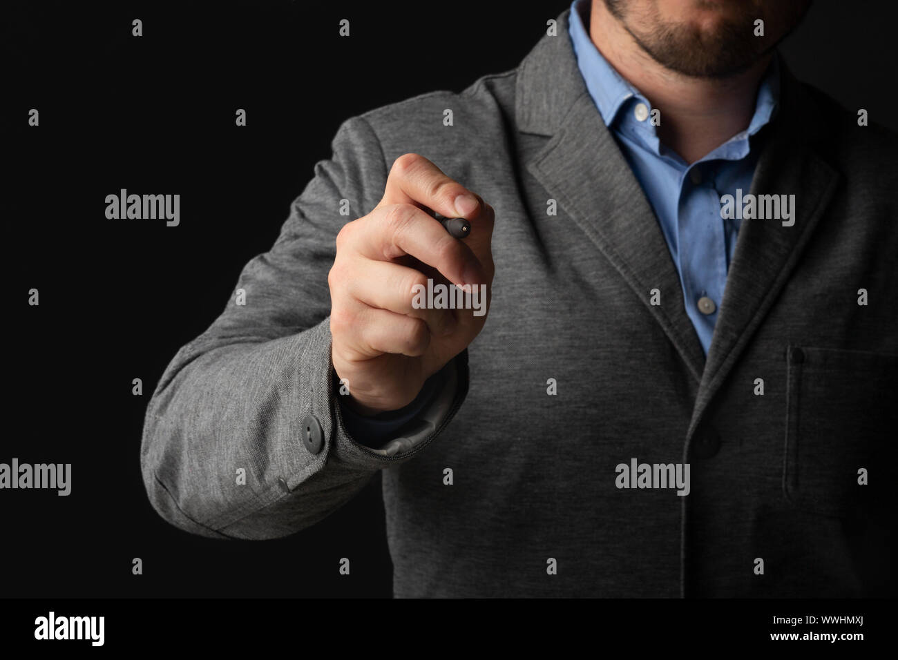 Uomo caucasico toccando pannello trasparente con penna stylus Foto Stock