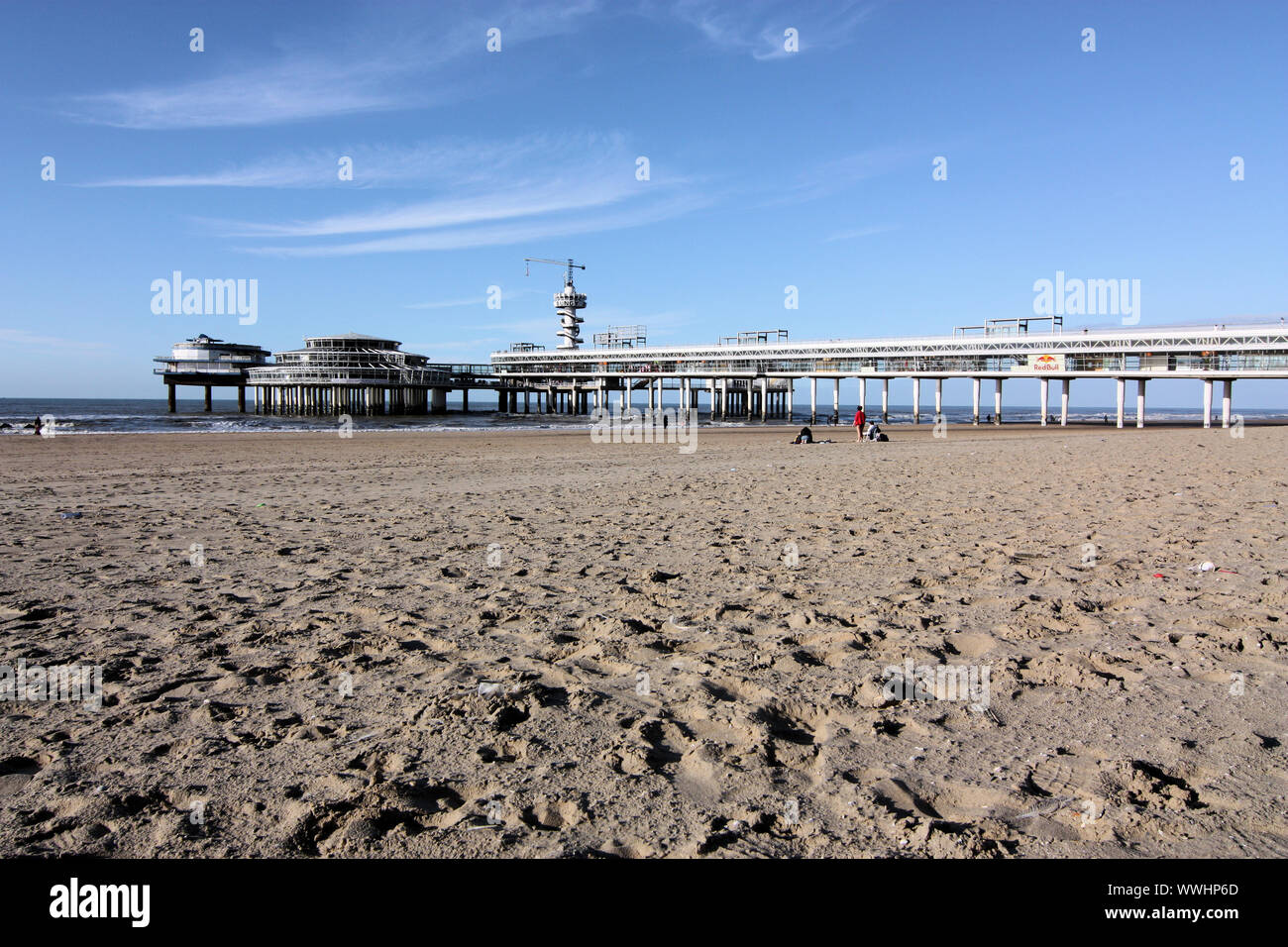 Spiaggia di Scheveningen, l'Aia, la più famosa stesa di sabbia in Olanda. Si tratta di un luogo ideale per passeggiate a piedi, prendere il sole e nuotare, così come il surf. Foto Stock