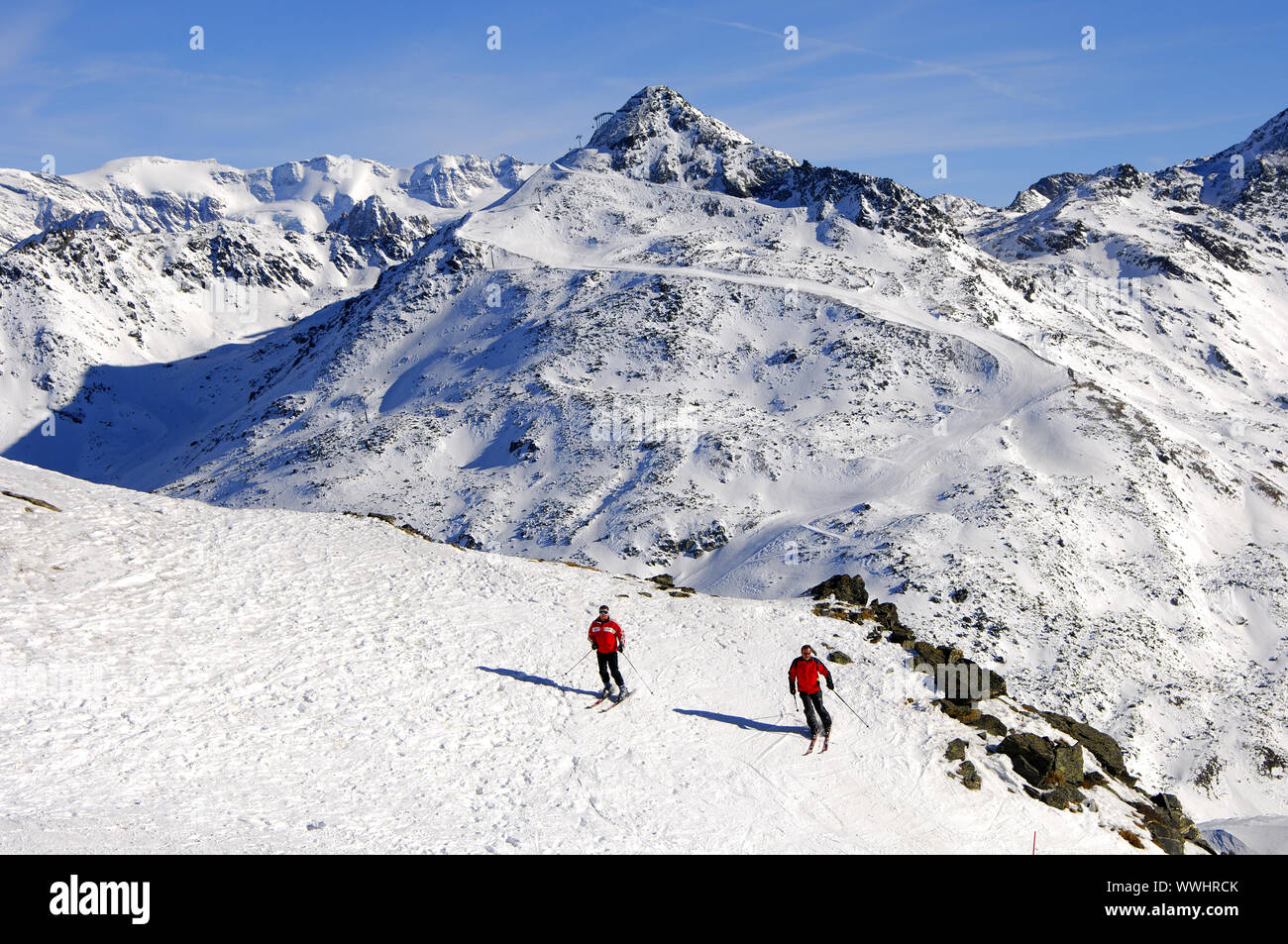 Sciatore di fronte al Mont du Vallon, Francia Foto Stock