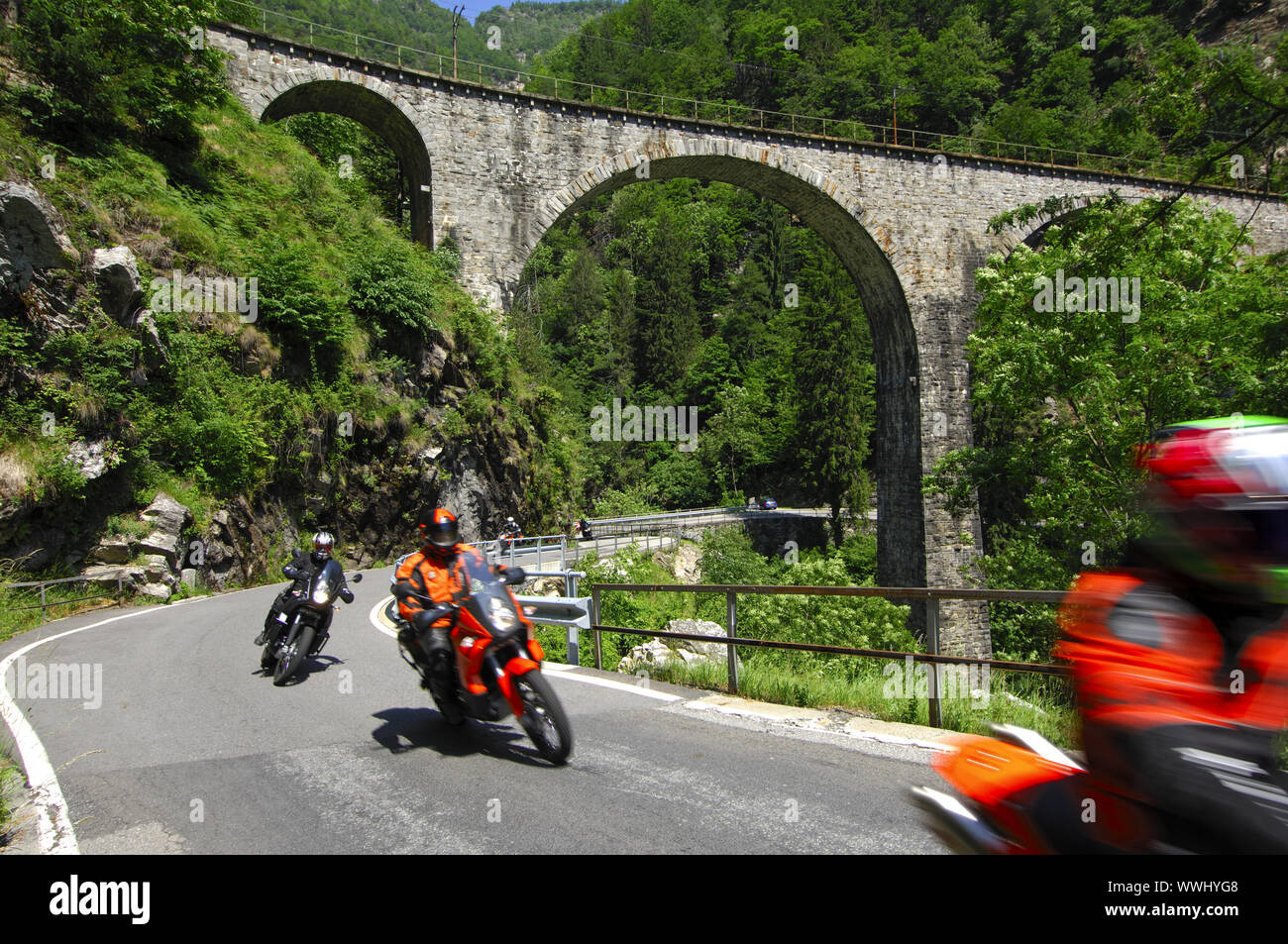 Il traffico su strade strette, Centovalli, Svizzera Foto Stock