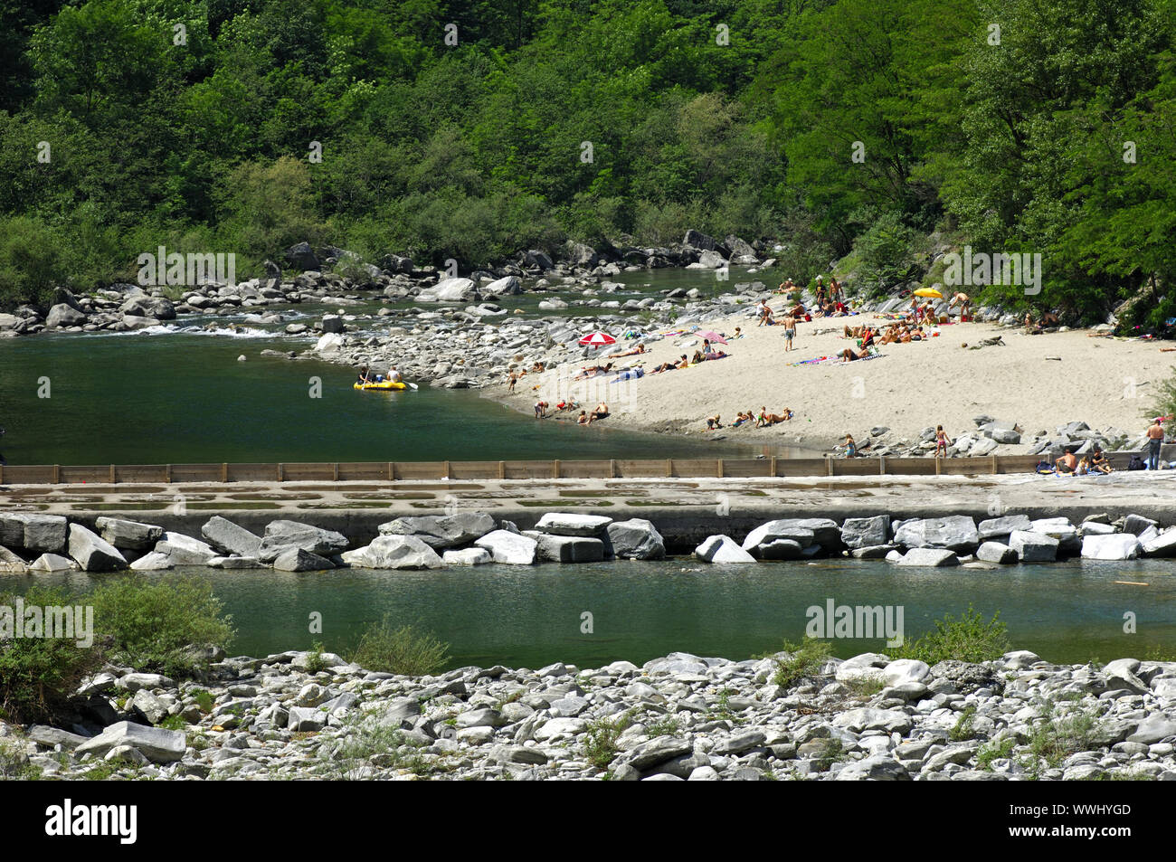 La balneazione presso il fiume Maggia, Ticino, Svizzera Foto Stock