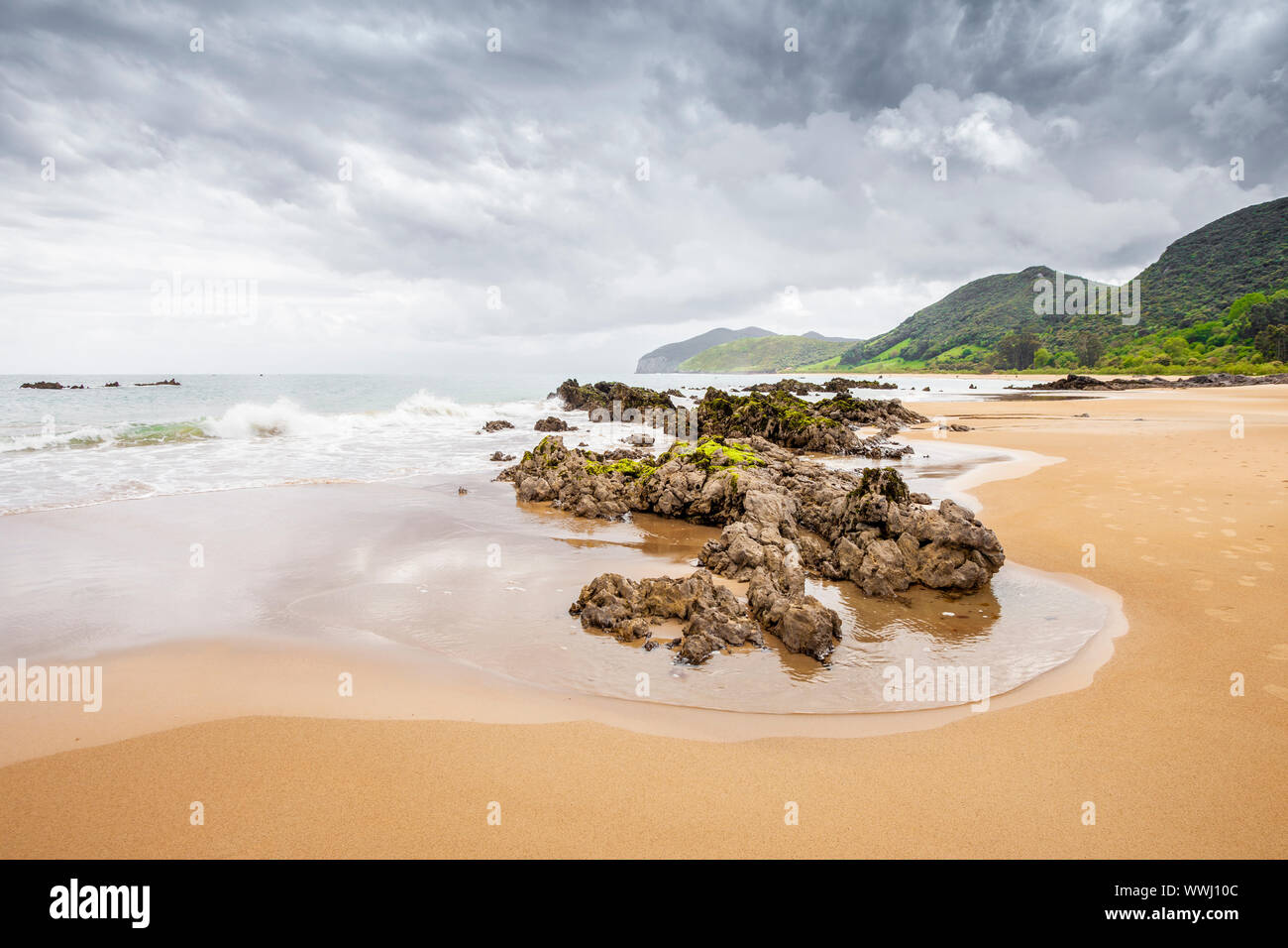 Trengandin spiaggia vicino a Noja village, Cantabria, SPAGNA Foto Stock