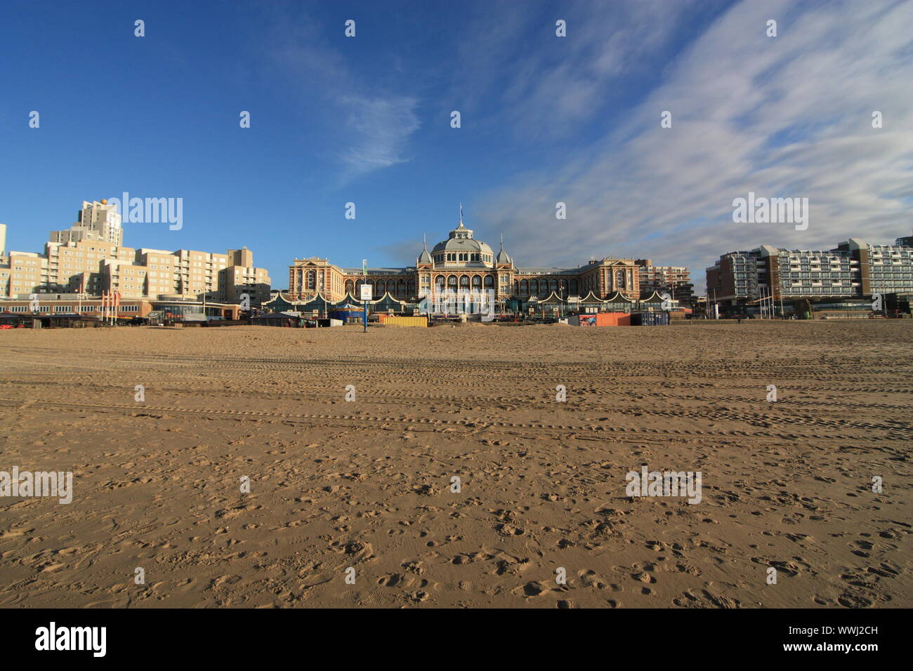 La Boulevard spiaggia di Scheveningen, l'Aia, vicino al molo e la Kurhaus, è un ottimo posto dove andare, dove si può godere del sole e della sabbia. Foto Stock