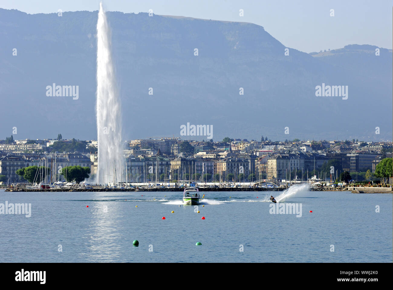 Sci d'acqua nella parte anteriore del Jet d'Eau, Ginevra Foto Stock