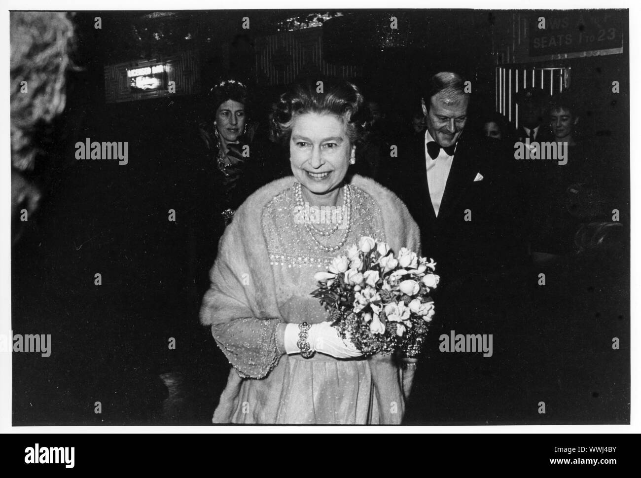 Queen Elizabeth ll frequentando il premier di Andrew Lloyd Weber Musical Starlight Express 22 Marzo 1984 Foto Stock