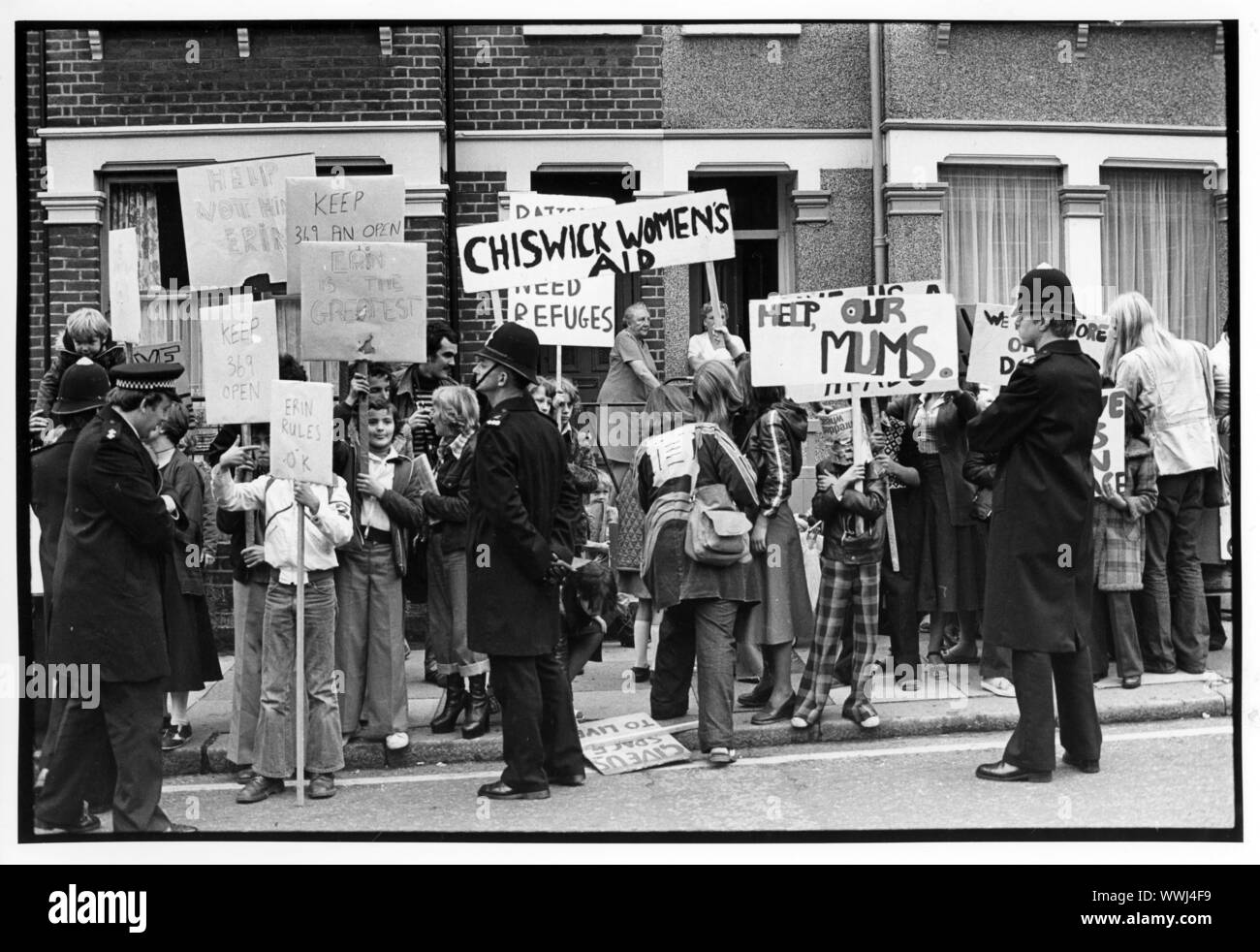 La protesta contro la chiusura di donna rifugio uno del mondo prima casa sicuro per le donne e i bambini sfuggire la violenza domestica per la prima volta chiamati Chiswick donna aiuto quando in anni settanta Erin Pizzy una famiglia inglese care attivista e un romanziere. Lei è noto per aver avviato il primo la violenza domestica rifugio nel mondo moderno, Chiswick donna aiuto, nel 1971, l'organizzazione conosciuta oggi come rifugio. Foto Stock