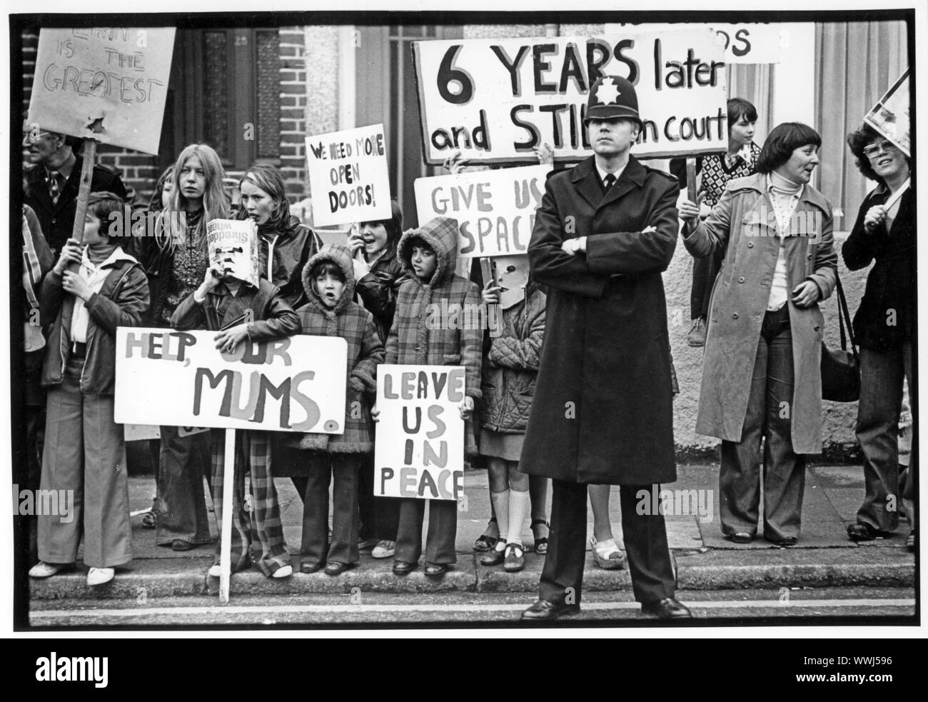 La protesta contro la chiusura di donna rifugio uno del mondo prima casa sicuro per le donne e i bambini sfuggire la violenza domestica per la prima volta chiamati Chiswick donna aiuto quando in anni settanta Erin Pizzy una famiglia inglese care attivista e un romanziere. Lei è noto per aver avviato il primo la violenza domestica rifugio nel mondo moderno, Chiswick donna aiuto, nel 1971, l'organizzazione conosciuta oggi come rifugio. Foto Stock